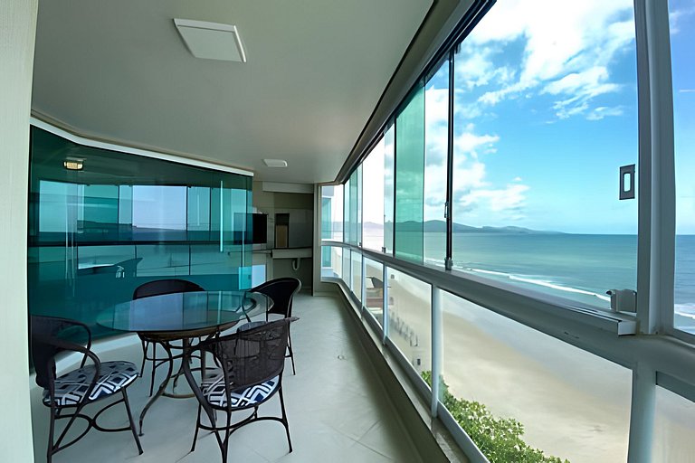 Apartamento frente-mar, Funcional, Meia Praia