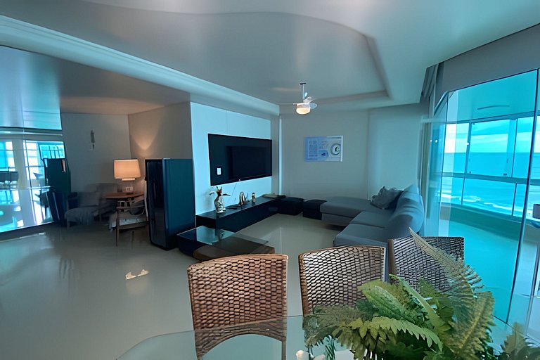 Apartamento frente-mar, Funcional, Meia Praia