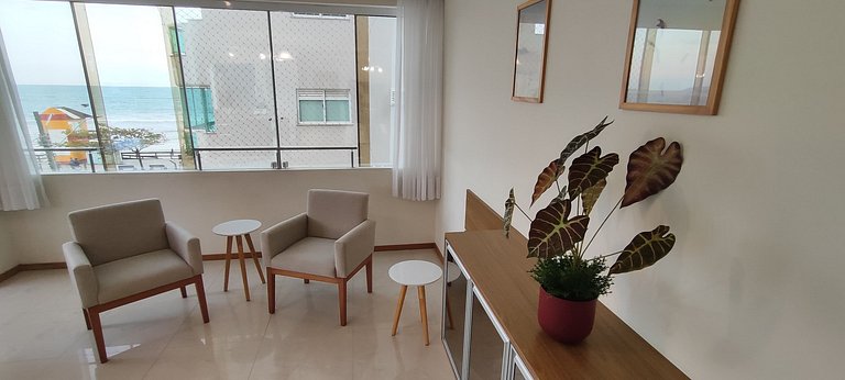 Beira-mar elegante, 4 suítes e vista panorâmica