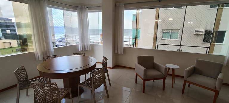 Beira-mar elegante, 2 suítes, 2 quartos e vista panorâmica