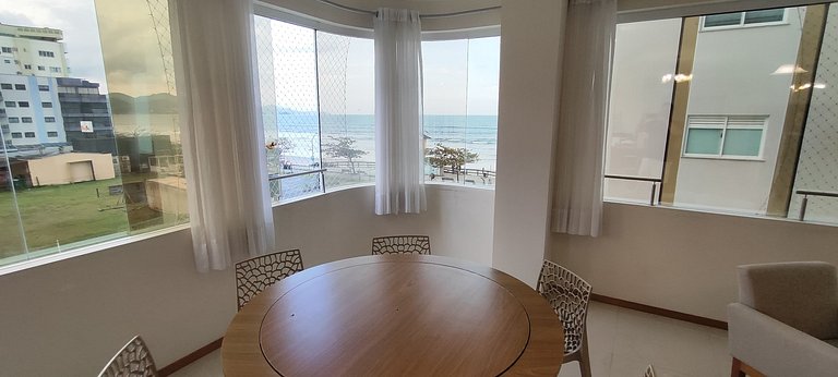Beira-mar elegante, 2 suítes, 2 quartos e vista panorâmica