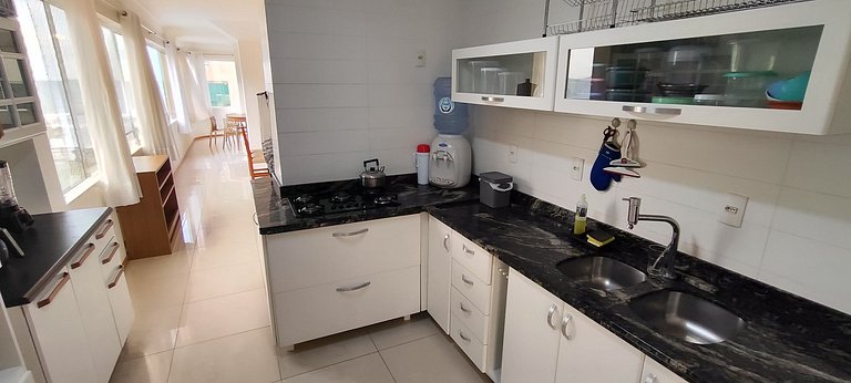 Apartamento gigante a poucos metros da praia
