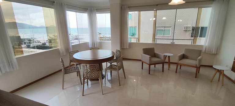 Beira-mar elegante, 4 suítes e vista panorâmica
