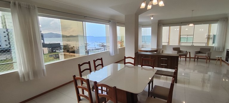 Apartamento gigante a poucos metros da praia