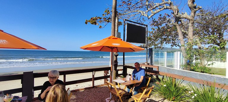 Casa ampla com lazer e praia próxima para famílias