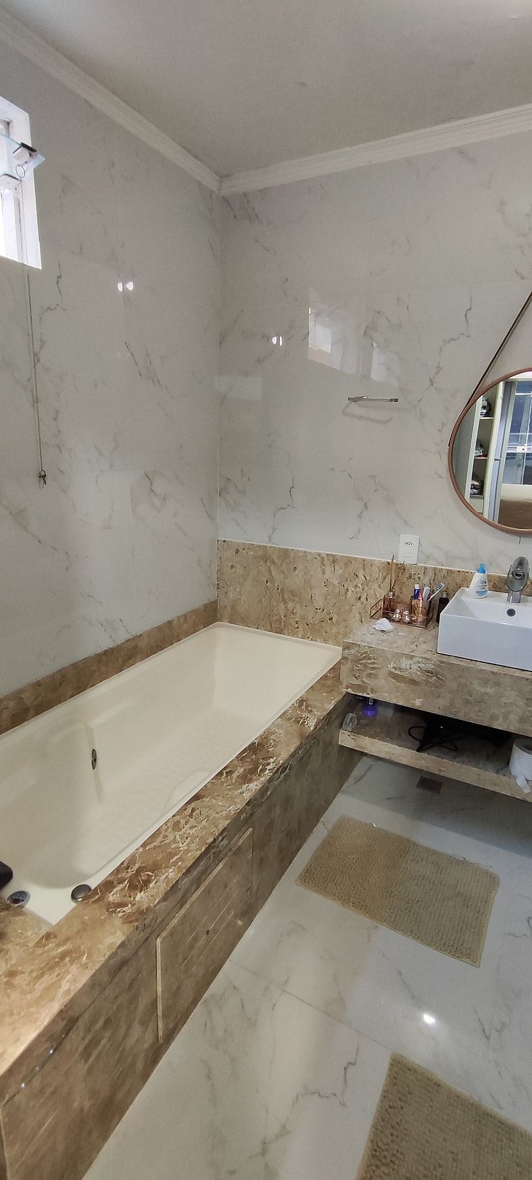 Casa ampla com lazer e praia próxima para famílias