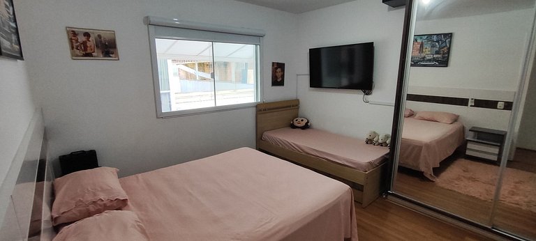 Casa ampla com lazer e praia próxima para famílias
