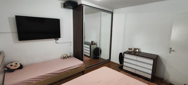 Casa ampla com lazer e praia próxima para famílias