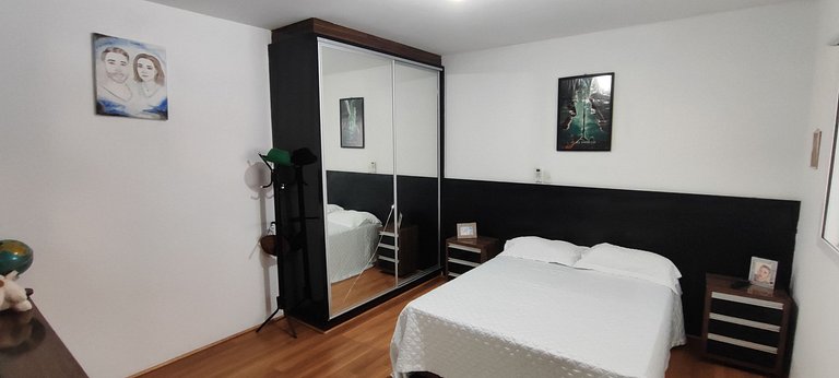 Casa ampla com lazer e praia próxima para famílias