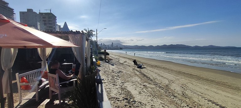 Casa ampla com lazer e praia próxima para famílias