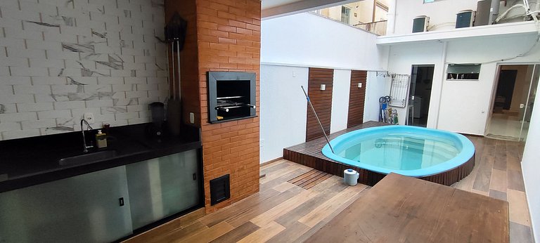 Casa ampla com lazer e praia próxima para famílias