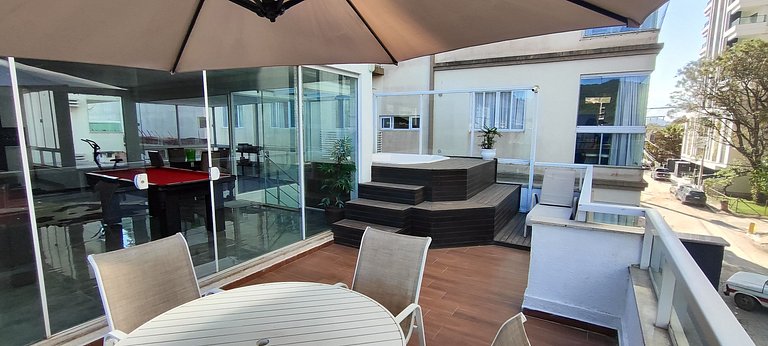 Casa ampla com lazer e praia próxima para famílias
