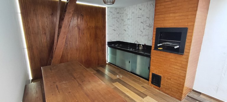 Casa ampla com lazer e praia próxima para famílias
