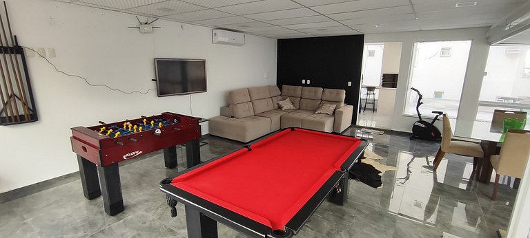 Casa ampla com lazer e praia próxima para famílias