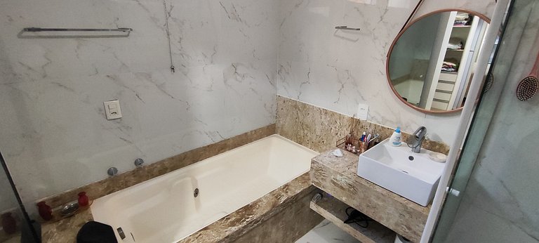 Casa ampla com lazer e praia próxima para famílias