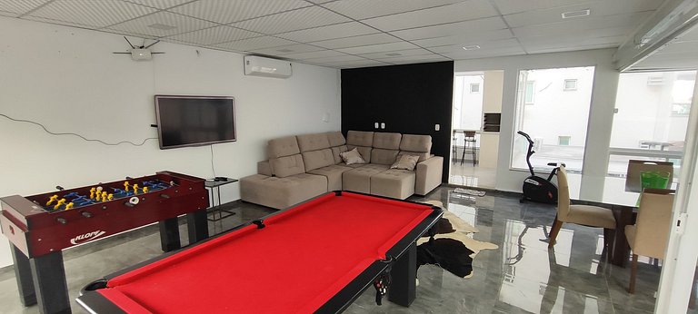 Casa ampla com lazer e praia próxima para famílias
