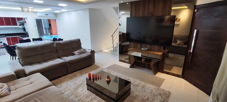 Casa ampla com lazer e praia próxima para famílias