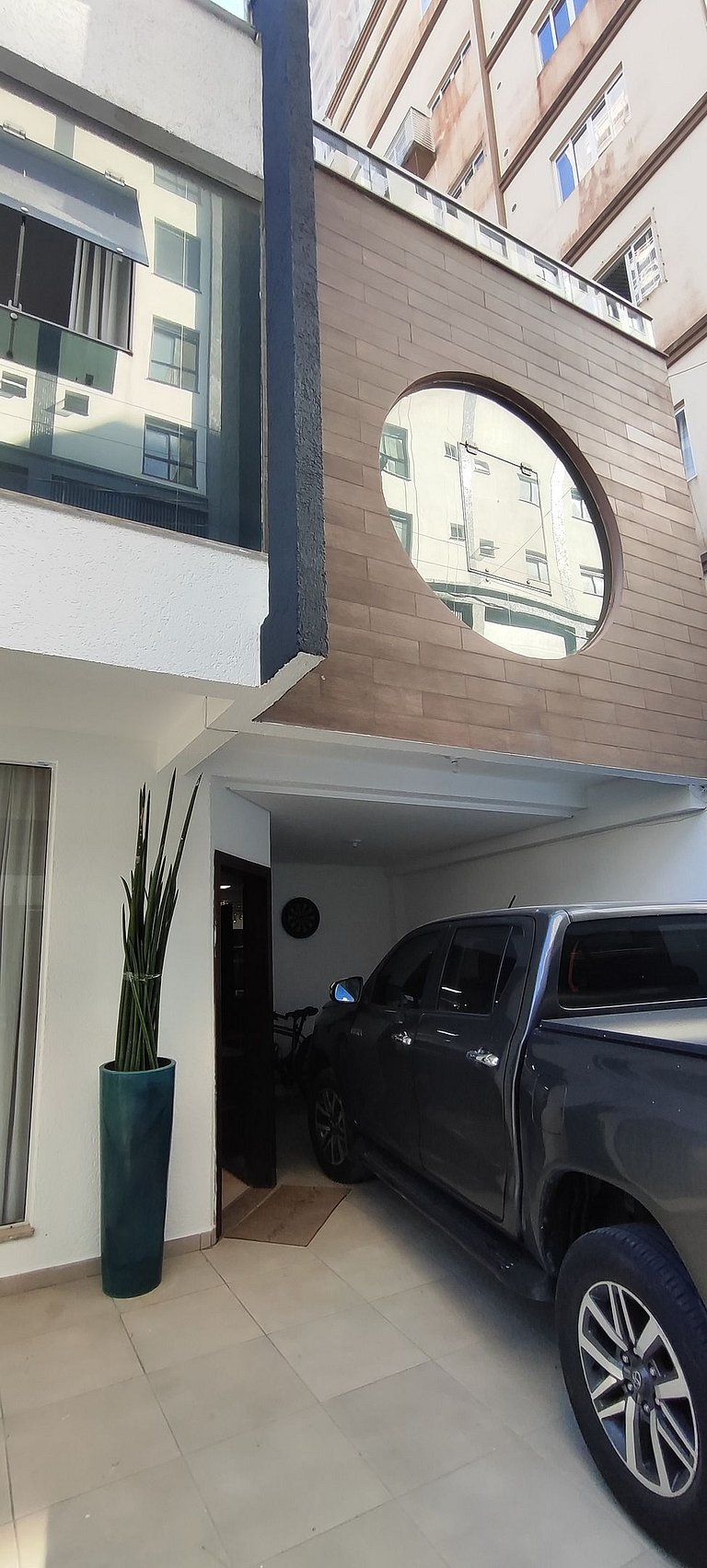 Casa ampla com lazer e praia próxima para famílias