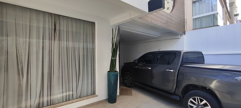 Casa ampla com lazer e praia próxima para famílias