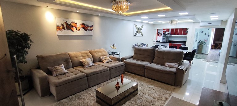 Casa ampla com lazer e praia próxima para famílias