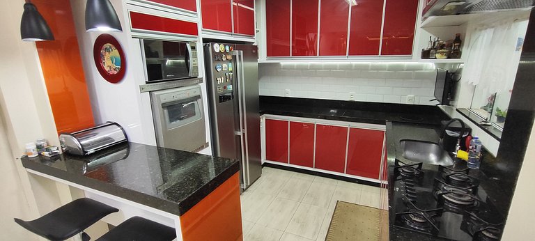 Casa ampla com lazer e praia próxima para famílias