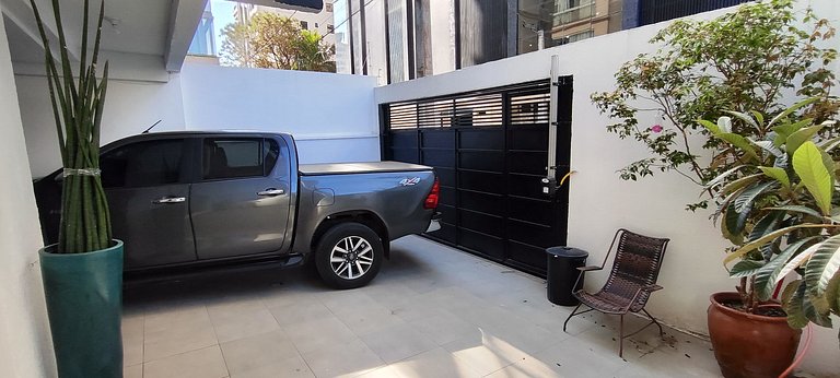 Casa ampla com lazer e praia próxima para famílias