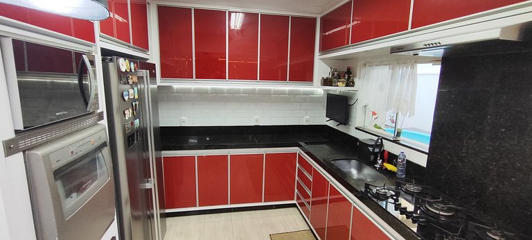 Casa ampla com lazer e praia próxima para famílias