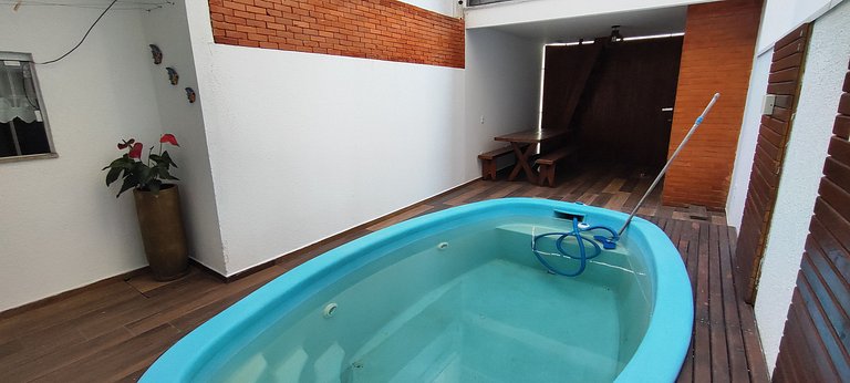 Casa ampla com lazer e praia próxima para famílias