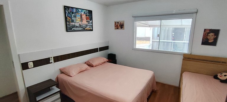 Casa ampla com lazer e praia próxima para famílias