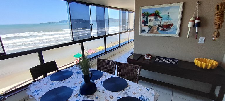 Beira-mar aconchegante: vista, sacada e churrasco