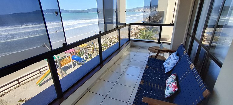 Beira-mar aconchegante: vista, sacada e churrasco