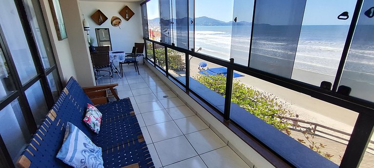 Beira-mar aconchegante: vista, sacada e churrasco