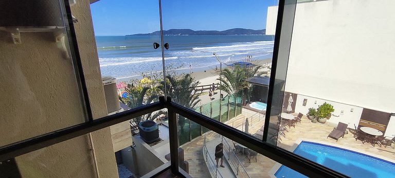 Beira-mar aconchegante: vista, sacada e churrasco