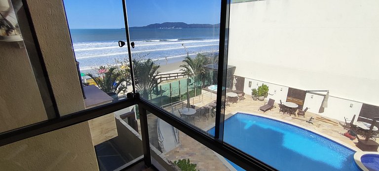 Beira-mar aconchegante: vista, sacada e churrasco