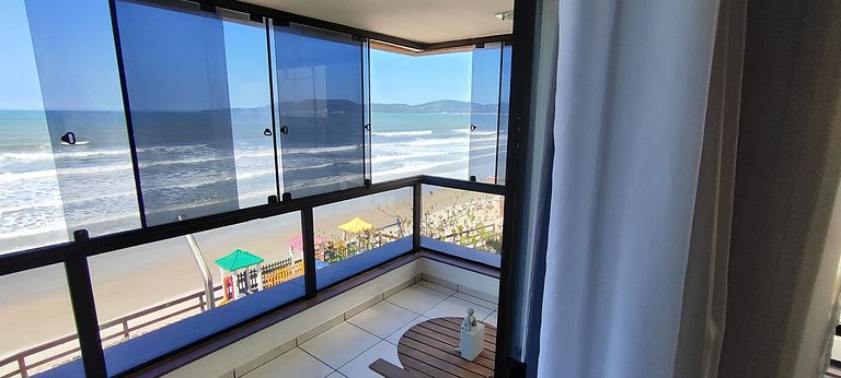 Beira-mar aconchegante: vista, sacada e churrasco