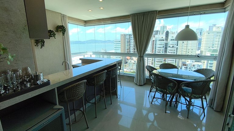 Ambiente sofisticado frente-mar com 3 suítes