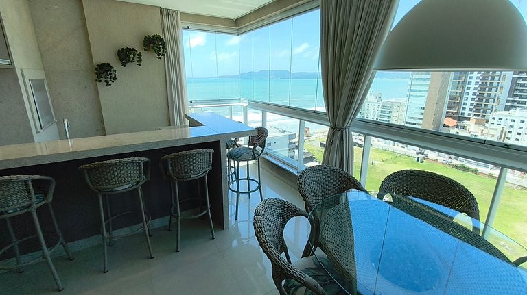 Ambiente sofisticado frente-mar com 3 suítes