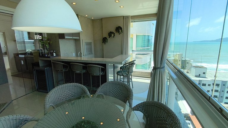 Ambiente sofisticado frente-mar com 3 suítes