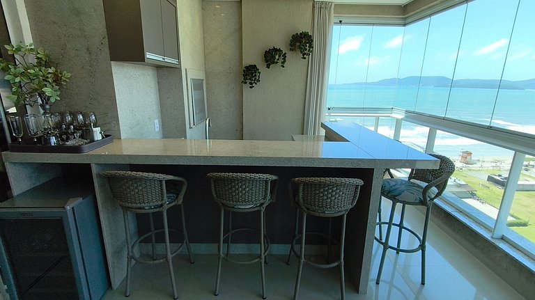 Ambiente sofisticado frente-mar com 3 suítes