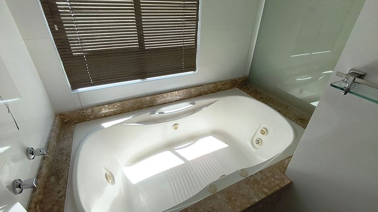 Ambiente sofisticado frente-mar com 3 suítes