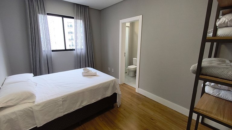 Apartamento amplo quadra-mar ótima localização