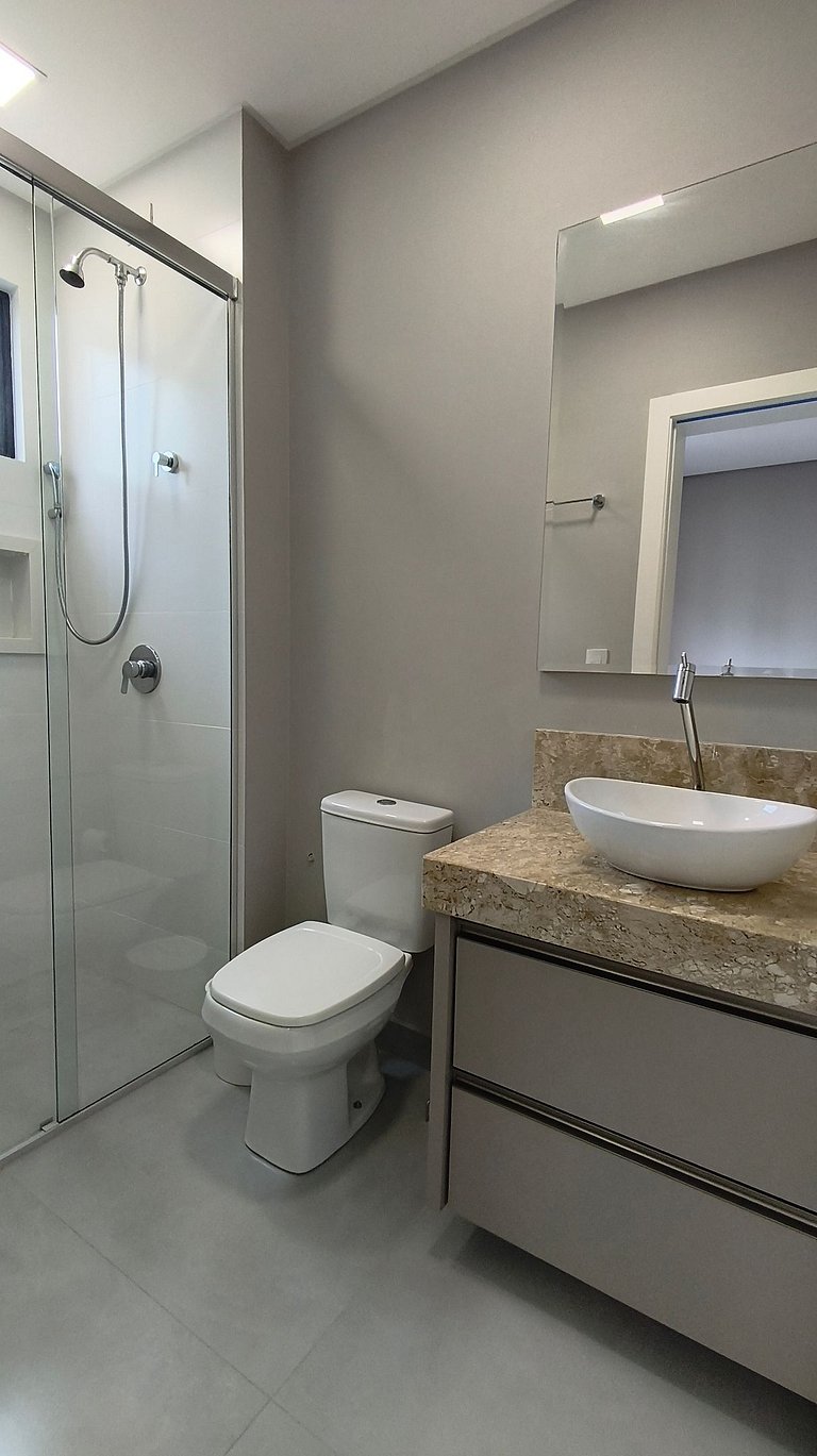 Apartamento amplo quadra-mar ótima localização