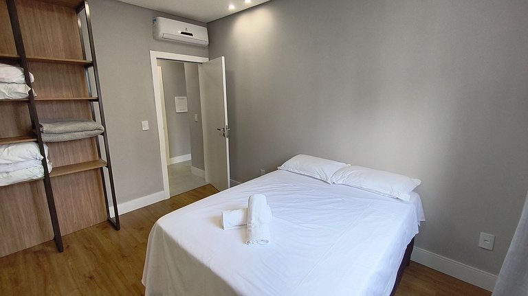Apartamento amplo quadra-mar ótima localização