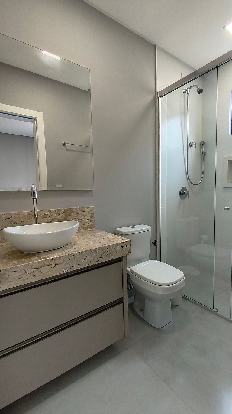 Apartamento amplo quadra-mar ótima localização