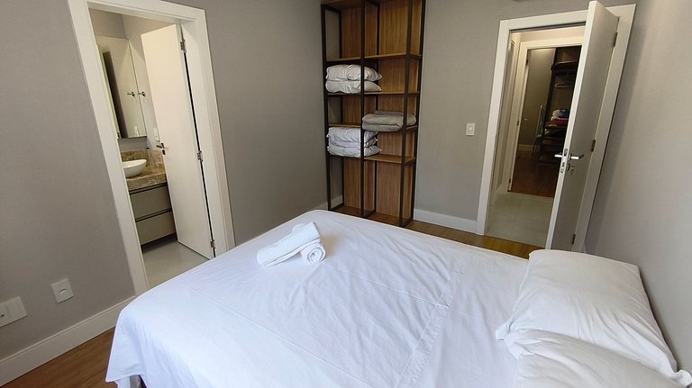 Apartamento amplo quadra-mar ótima localização