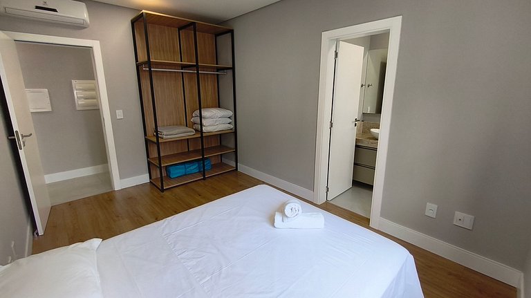 Apartamento amplo quadra-mar ótima localização