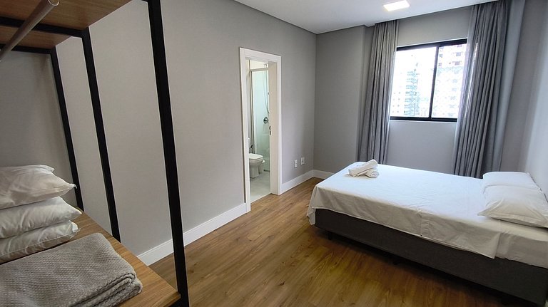 Apartamento amplo quadra-mar ótima localização