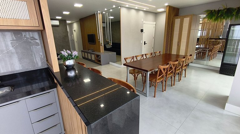 Apartamento amplo quadra-mar ótima localização