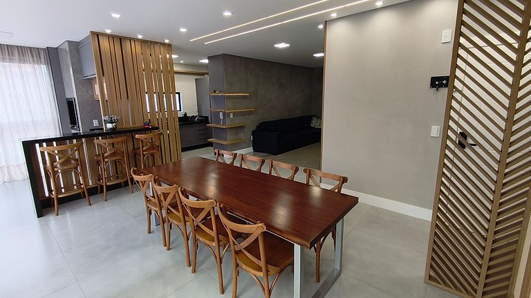 Apartamento amplo quadra-mar ótima localização