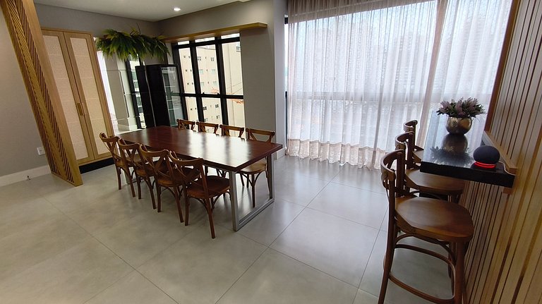 Apartamento amplo quadra-mar ótima localização